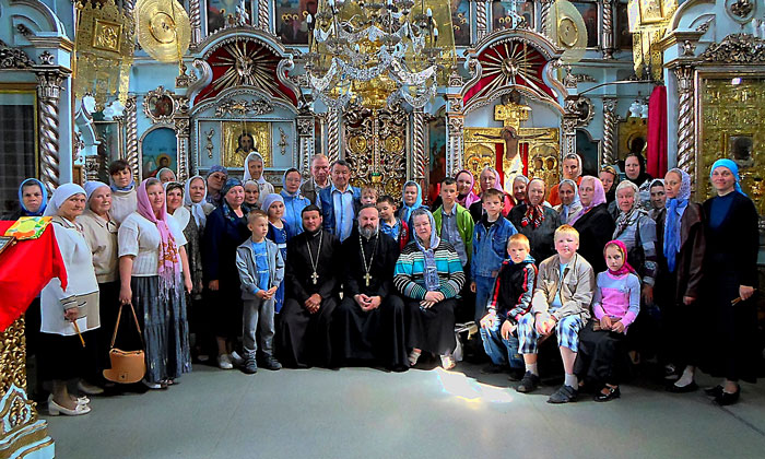 Паломники в храме Казанской иконы Божией Матери с. Великий Враг