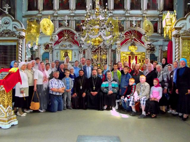 Паломники в храме в честь иконы Казанской Божией Матери